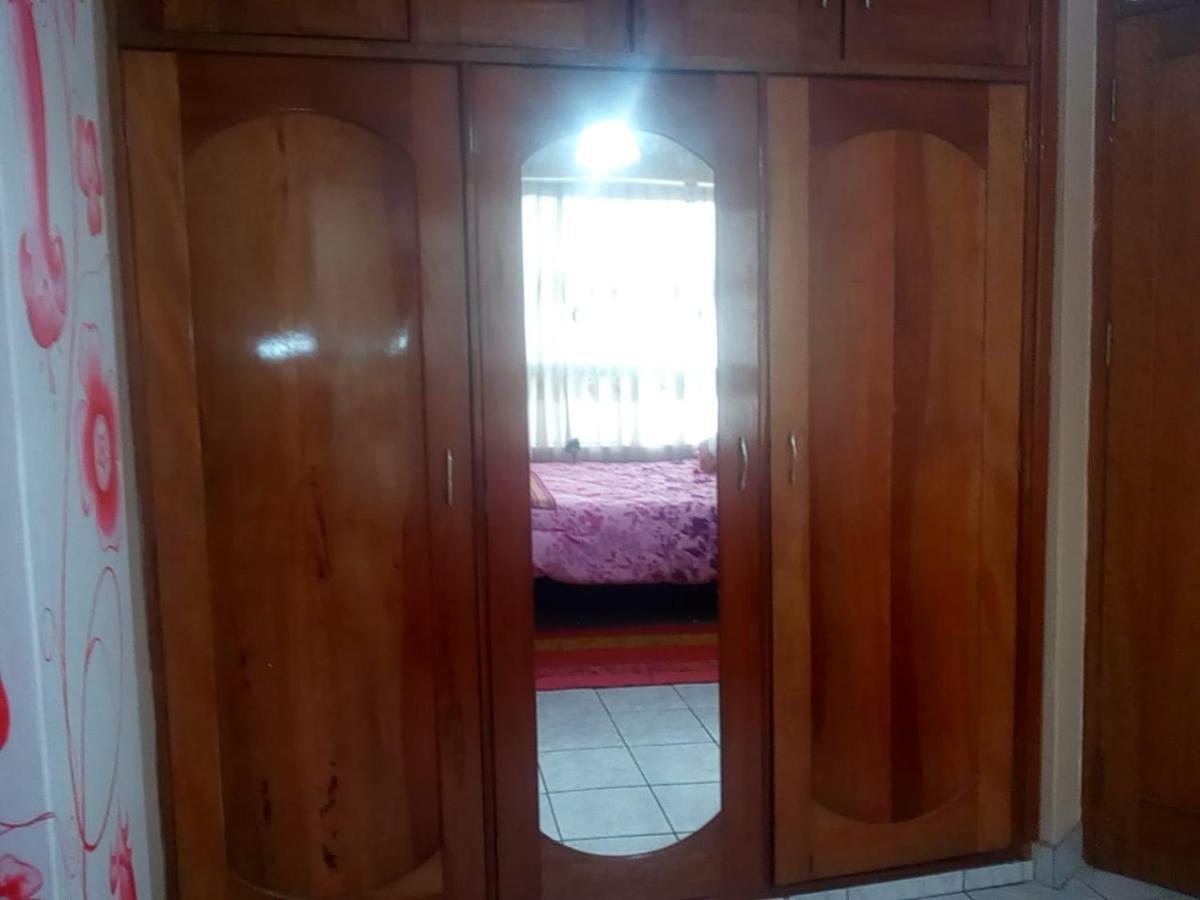 Pensión Shanell House *
